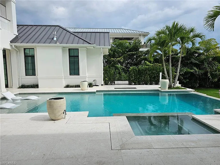 637 Palm Cir W — Photo 42