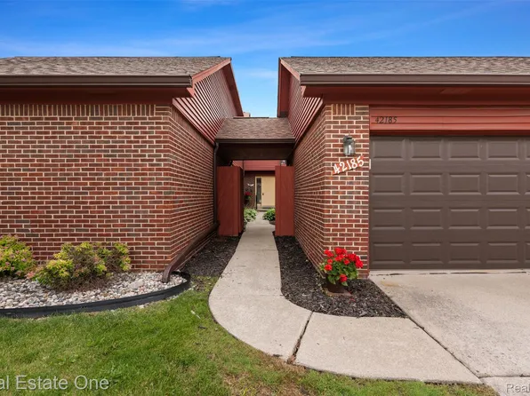 42185 Lochmoor St, Clinton Township, MI 48038