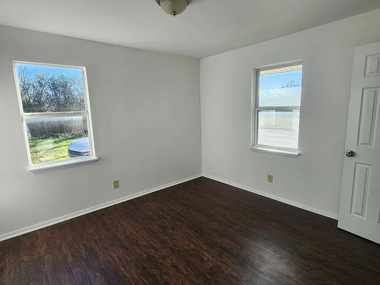 501 S McNeil St — Photo 2