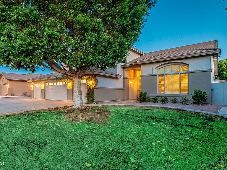 7057 W Greenbriar Dr — Photo 3