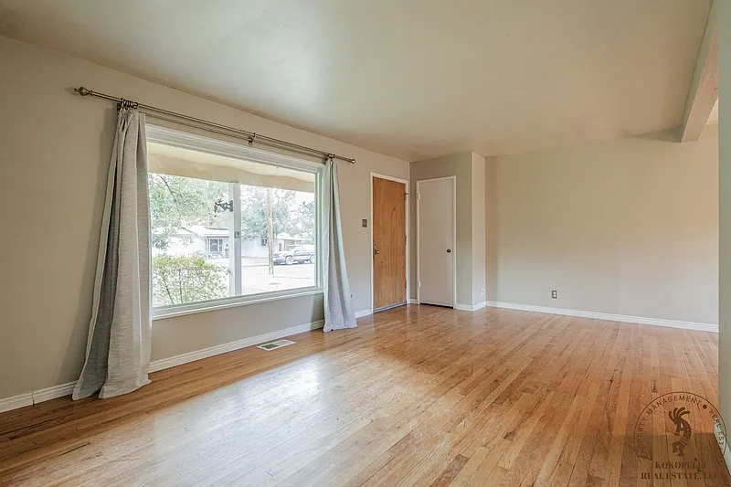 3 bed, 1.0 bath, 1155 sqft, $1,850 — Photo 3