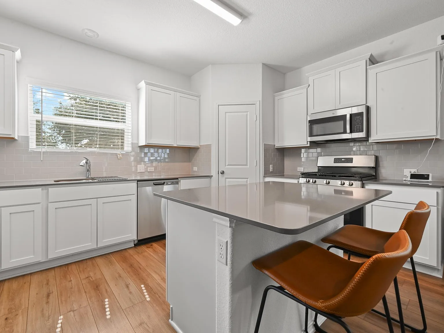 4 bed, 3.5 bath, 2395 sqft, $2,700 — Photo 1