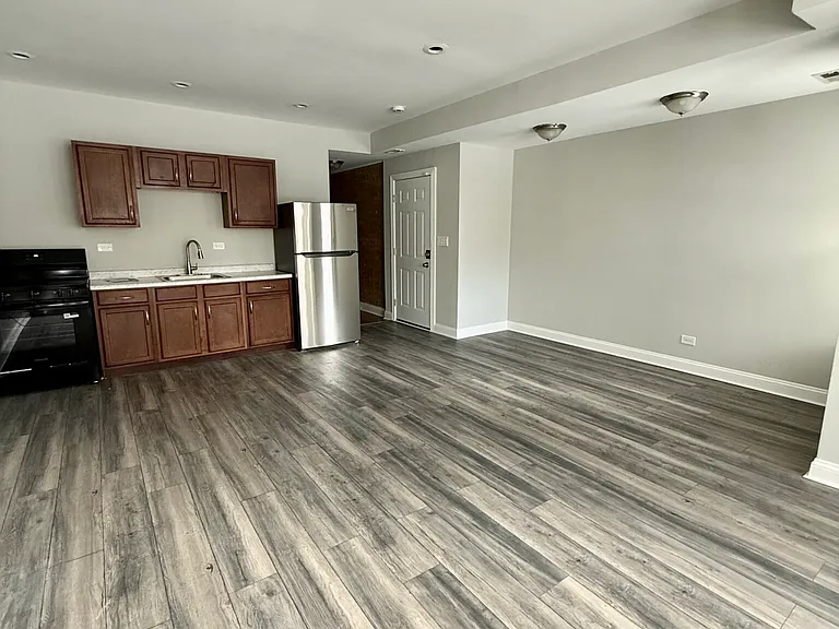 6913 S Paxton Ave #3 — Photo 1