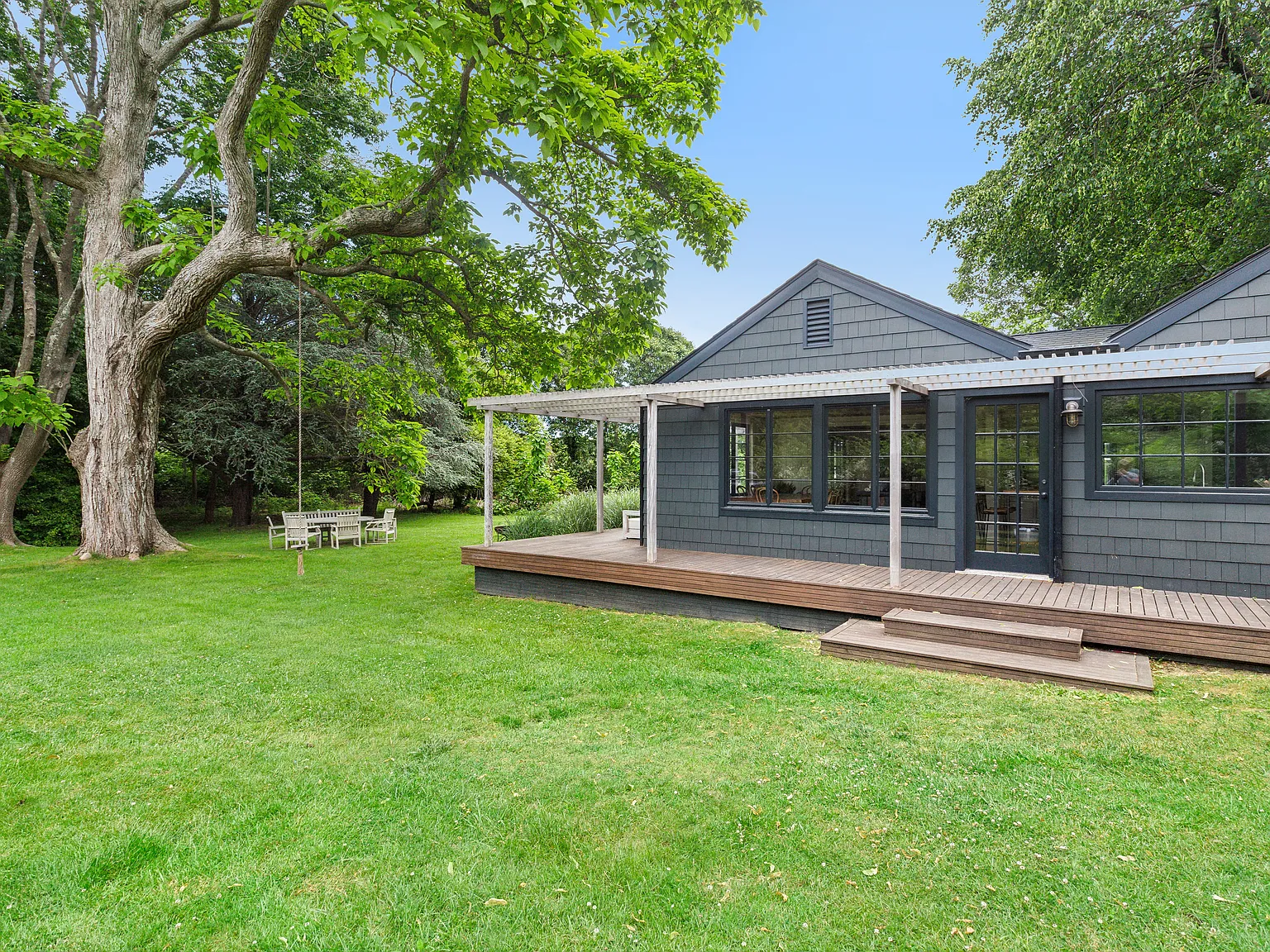 Breezy Montauk Summer Stunner — Photo 4