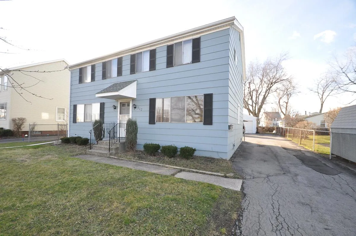 3 bed, 1075 sqft, $1,800 — Photo 2
