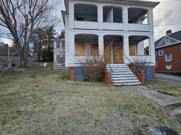 15 5th St NE, Pulaski, VA 24301