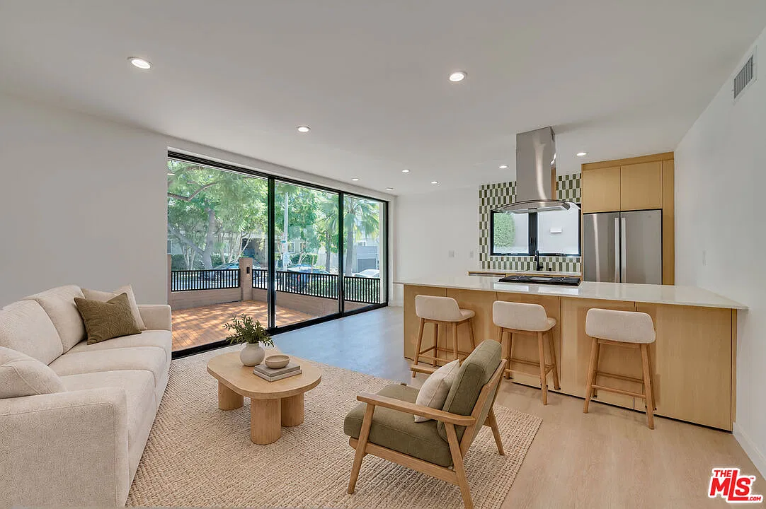 1223 Havenhurst Dr — Photo 1