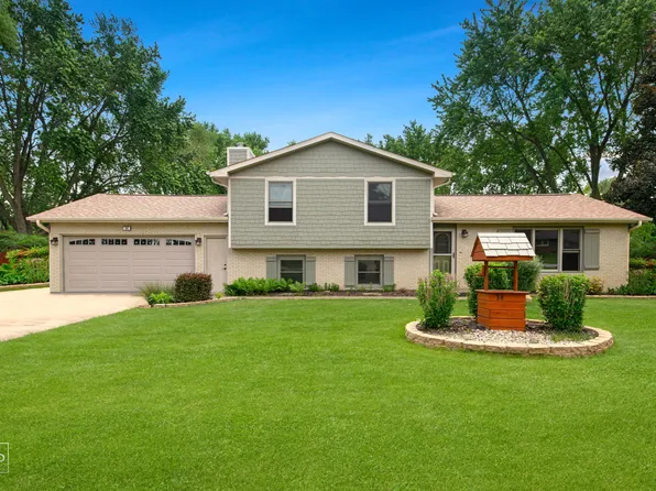 28 N Cypress Dr, Bristol, IL 60512