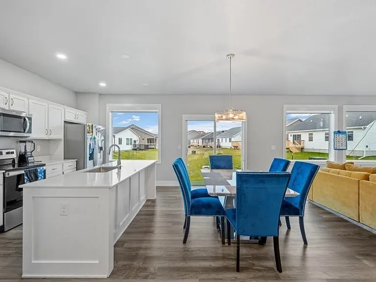 1445 SE Mesa Dr — Photo 1