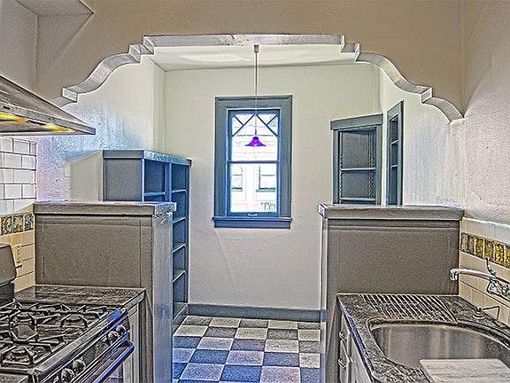Eat in kitchen facing Park St.
Gas stove