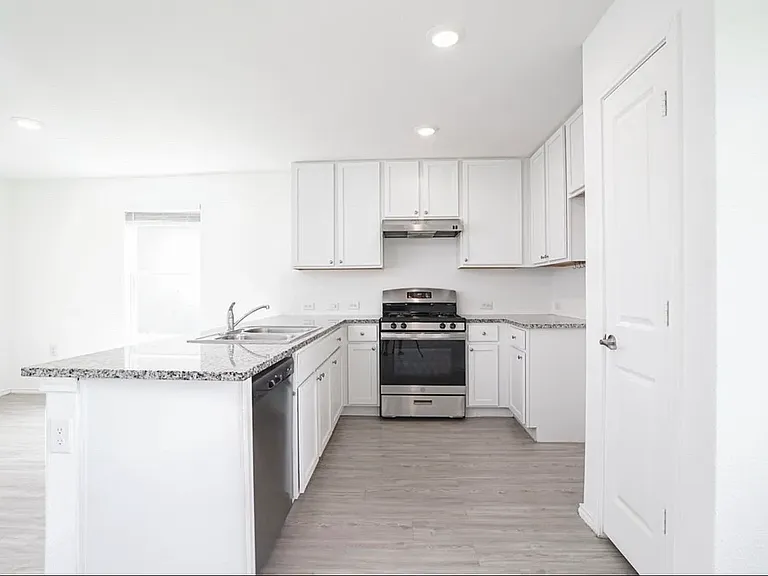 4510 Glades Way — Photo 3