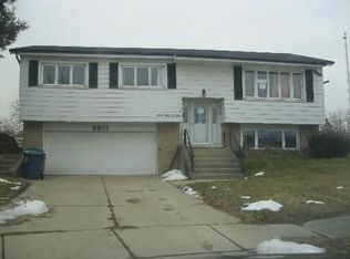 8817 Willow Rd, Hickory Hills, IL 60457