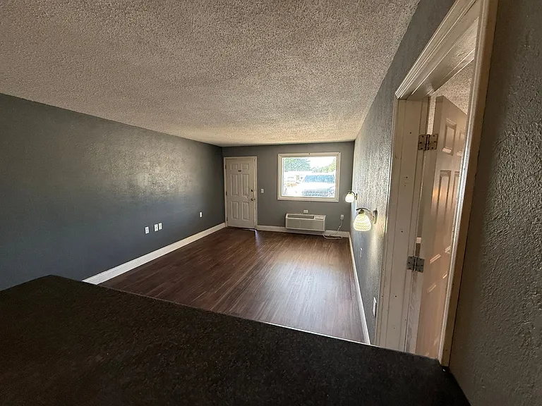 115 E Valley View Dr — Photo 4