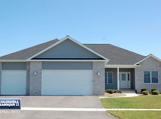 1440 Sandcastle Dr, Sycamore, IL 60178