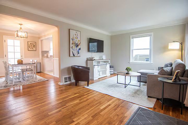 1st image of 7046 Greenleaf Ave