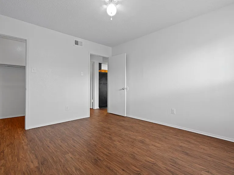 Langtry Apartments — Photo 25