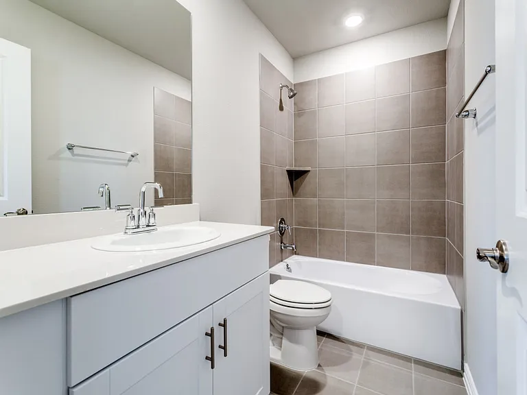 708 McKenna Dr — Photo 2