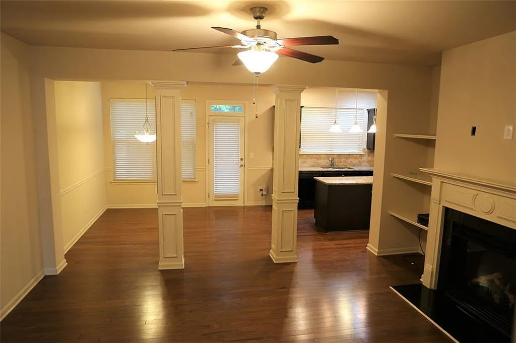 3 bed, 2.5 bath, 1929 sqft, $2,250 — Photo 2