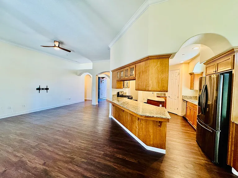 1525 Greenwich Dr — Photo 2