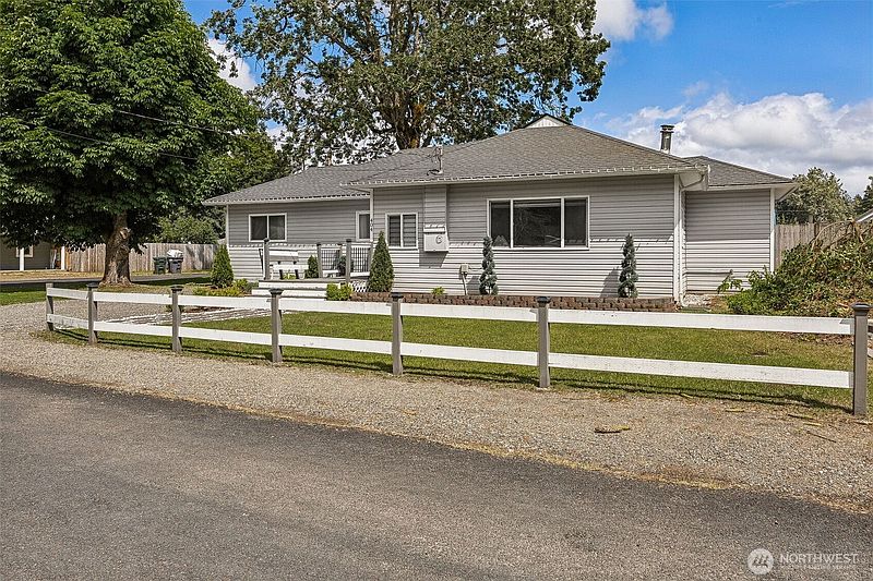 3rd image of 404 Nixon Street S