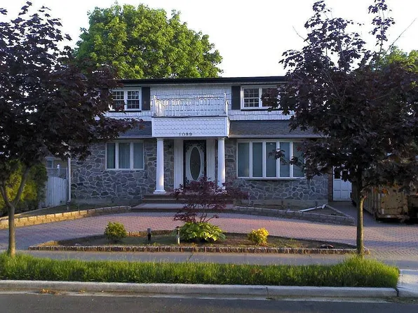 1099 Ferngate Dr, Franklin Square, NY 11010