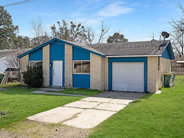 2405 Mamie Dr — Photo 2