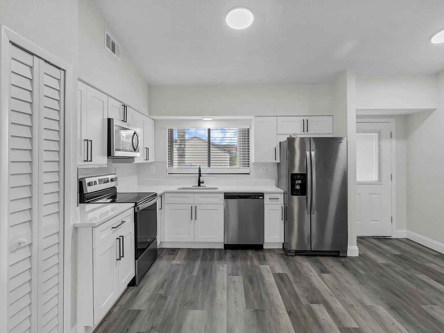 3 bed, 1102 sqft, $2,200 — Photo 2