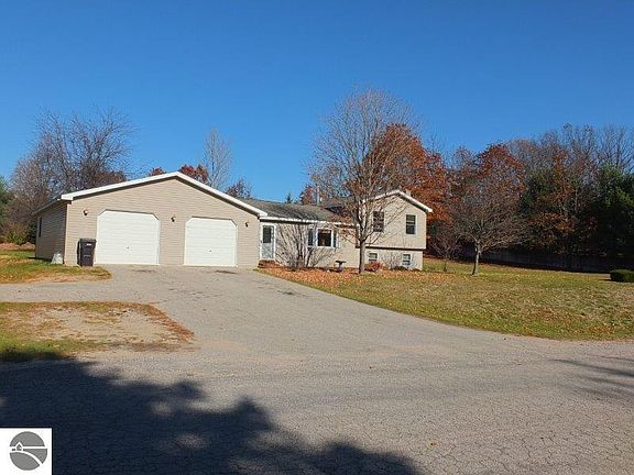 2nd image of 3887 Whispering Oaks Dr