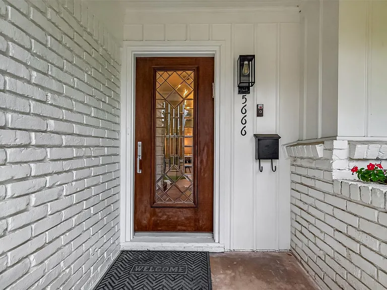 5666 Overbrook Ln — Photo 2