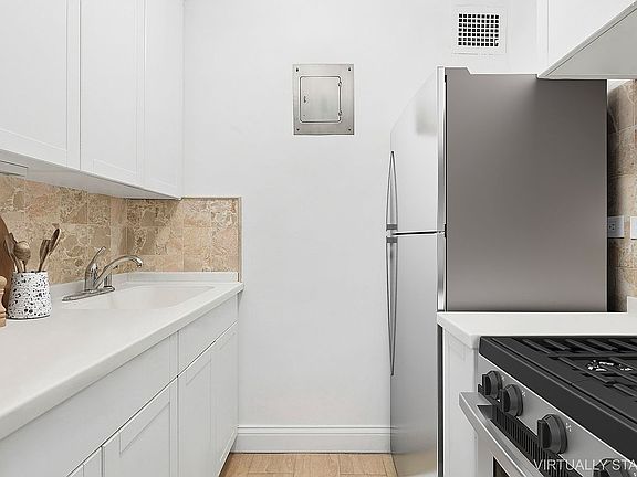 5th image of 101 W 12th St APT 10E