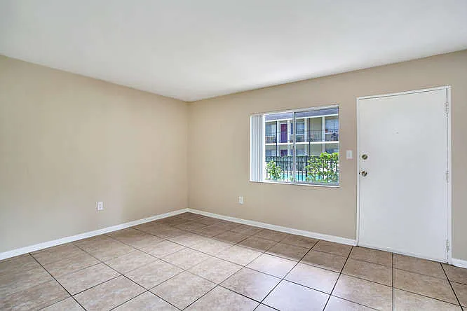 Chateau Apartments — Photo 38