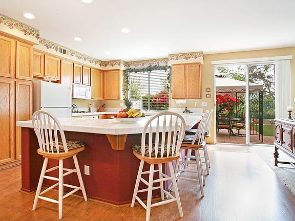 Huge Kitchen w/ Center Island