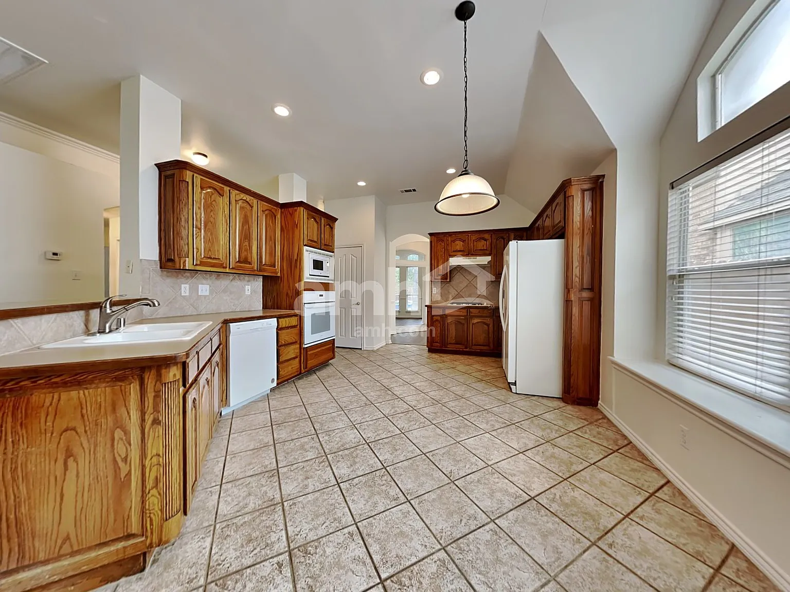 3 bed, 2.0 bath, 1944 sqft, $2,585 — Photo 3