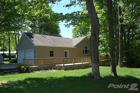 Side with expansive deck