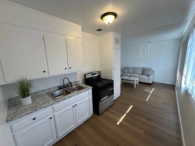 11809 Berendo Ave — Photo 15