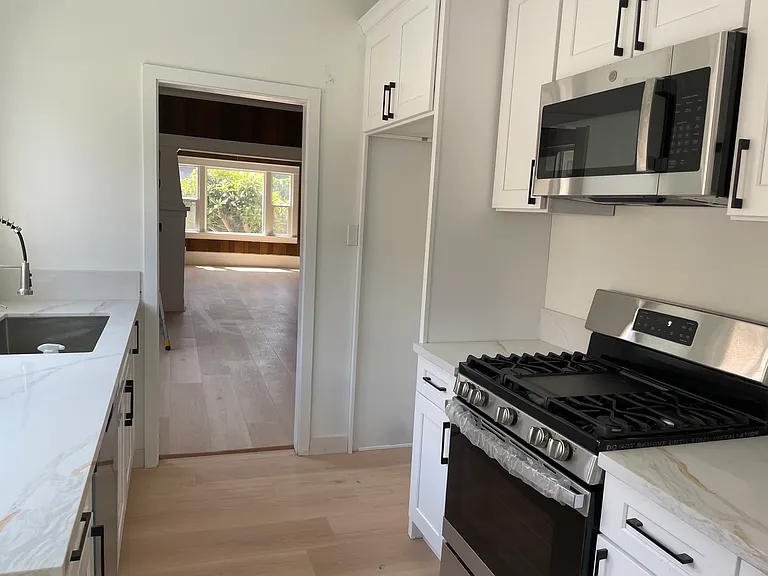 938 Everett St #938 — Photo 6