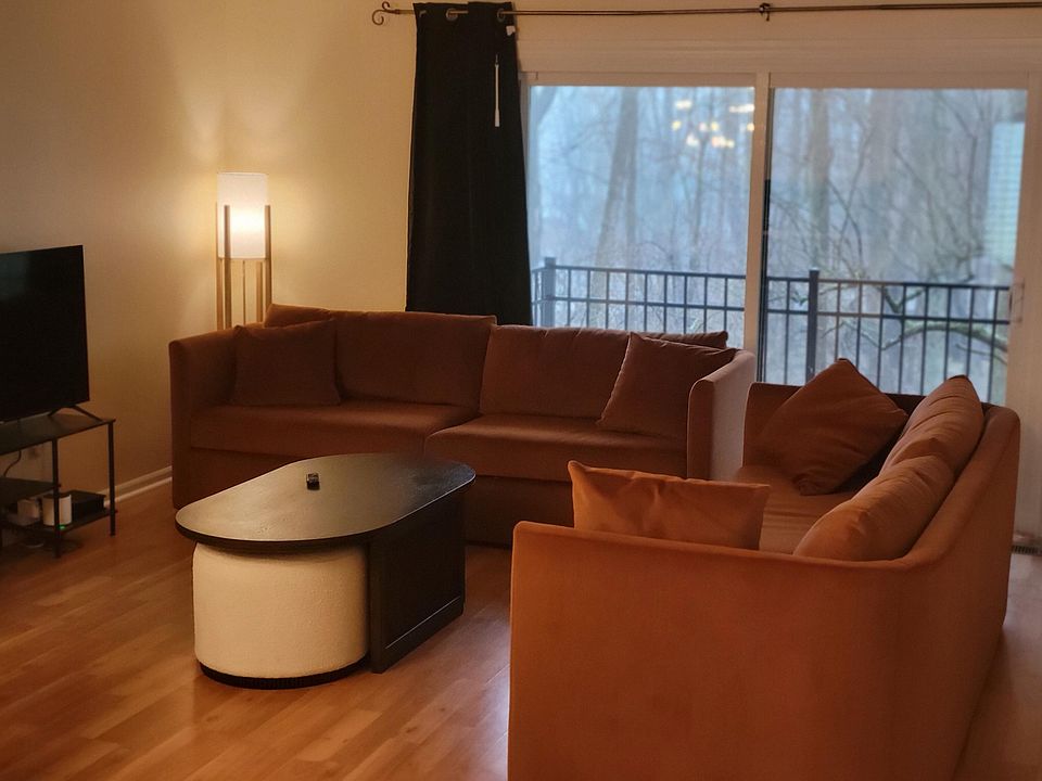 2nd image of 3851 Greenleaf Cir