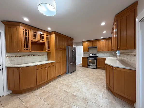 16 Meadowview Dr, East Windsor, NJ 08512
