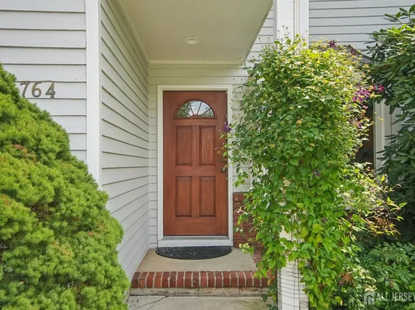 764 Vanessa Ln, Neshanic Station, NJ 08853