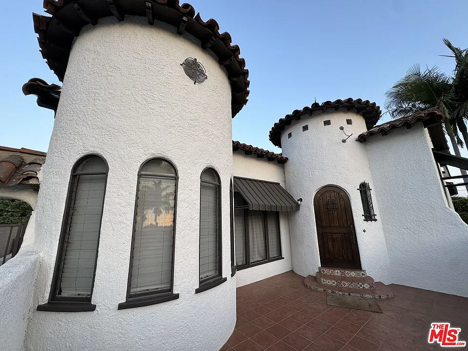 Building Photo - 326 N La Jolla Ave