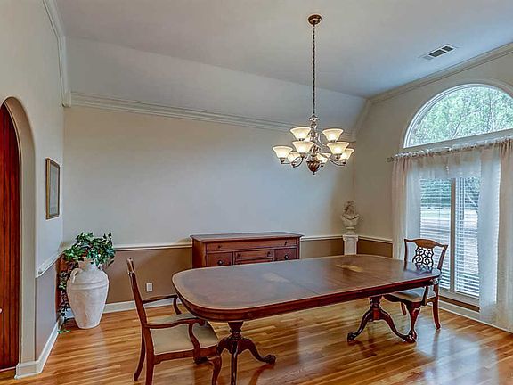 3rd image of 370 Woodsedge Dr