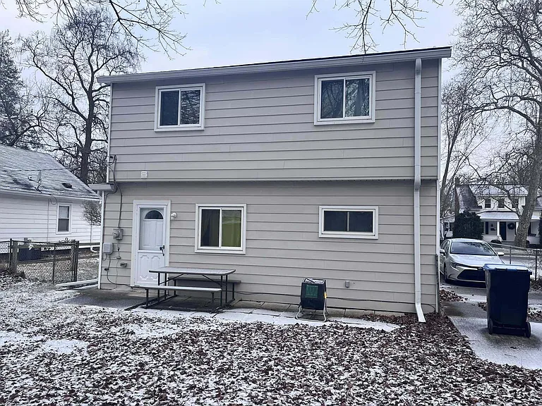 704 Virginia Pl — Photo 2