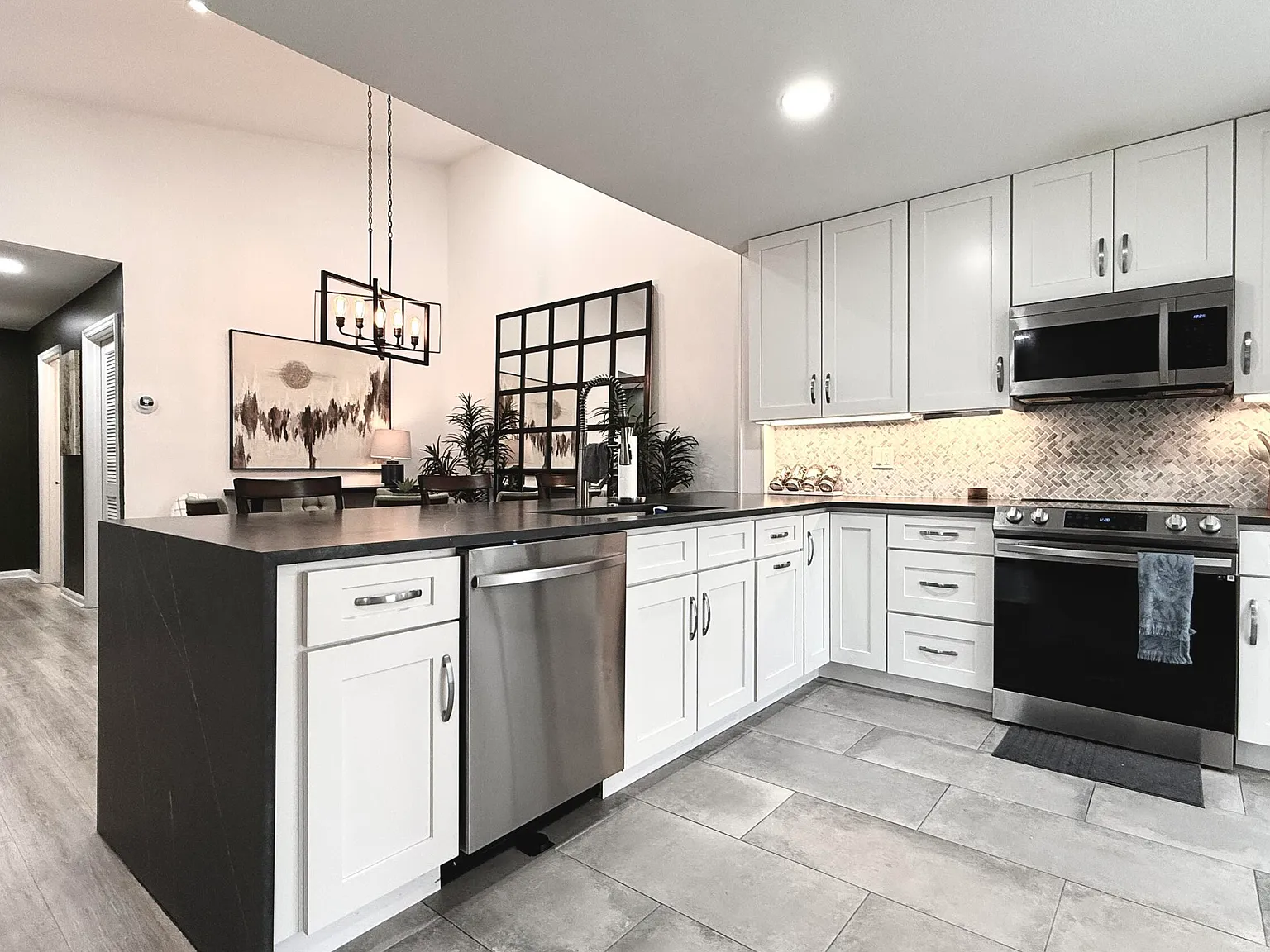 2 bed, 2.0 bath, 1323 sqft, $4,000 — Photo 3