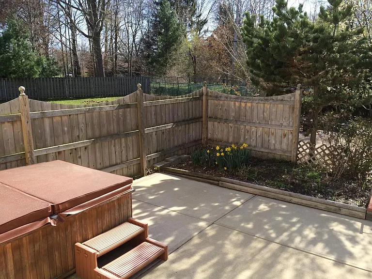 Patio w/hot tub