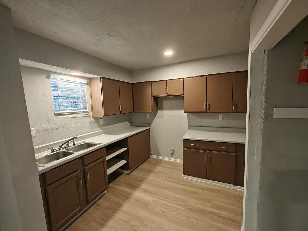 2 bed, 1.5 bath, 1000 sqft, $1,099 — Photo 3