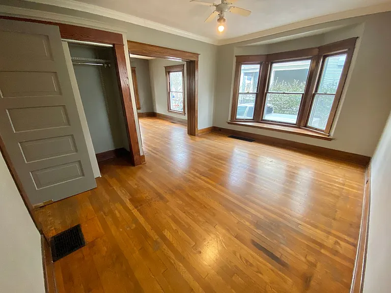 621 Stanley Terr NE — Photo 4