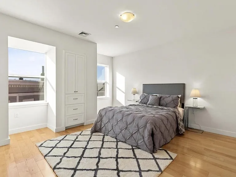 65 Beacon St #401 — Photo 4