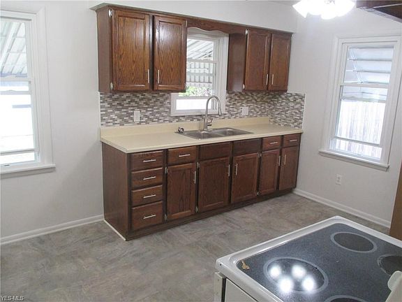 4th image of 1534 Brownlee Ave