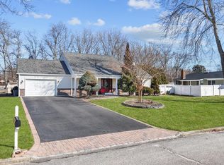 3 Hopewell Dr, Stony Brook, NY 11790