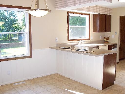 Breakfast bar & table area